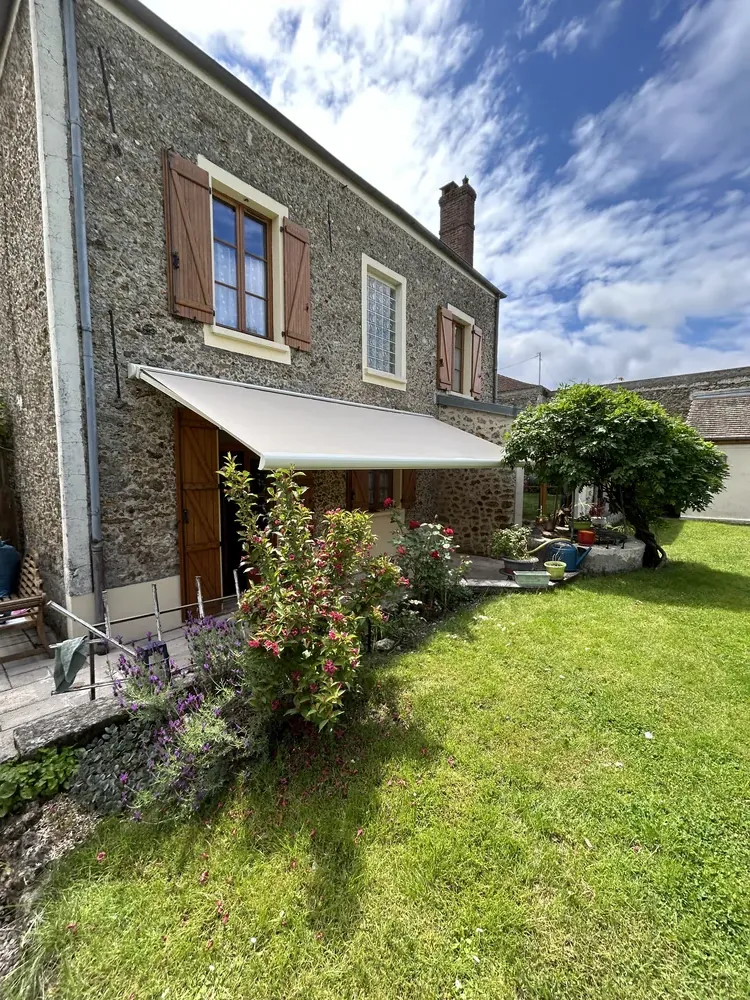 Store banne déployé le long d’une maison en pierre