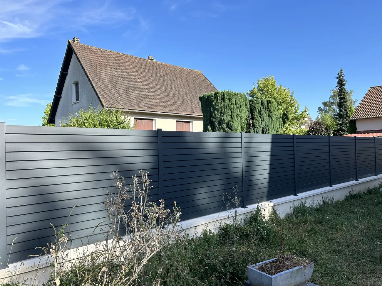 Clôture à lames horizontales en aluminium