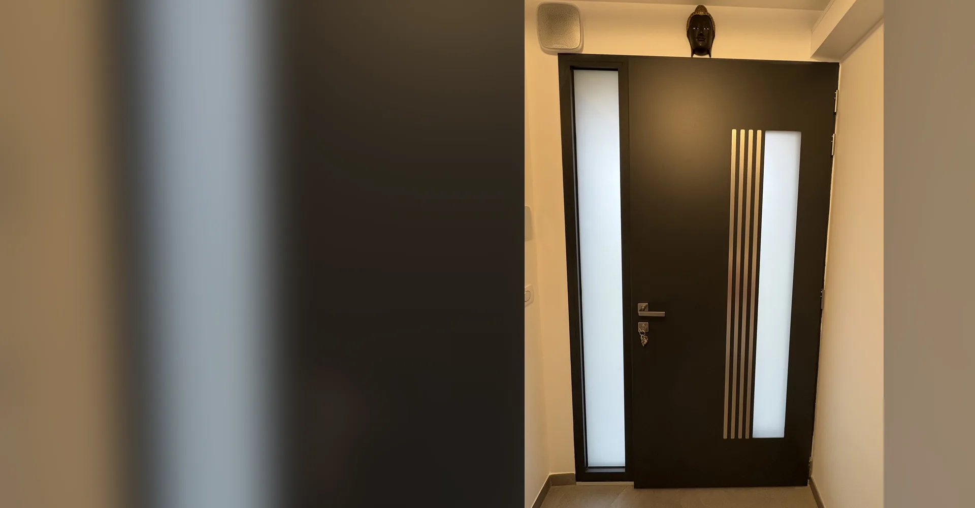 Porte d’entrée noire à vitrages latéraux posée par Porteclose