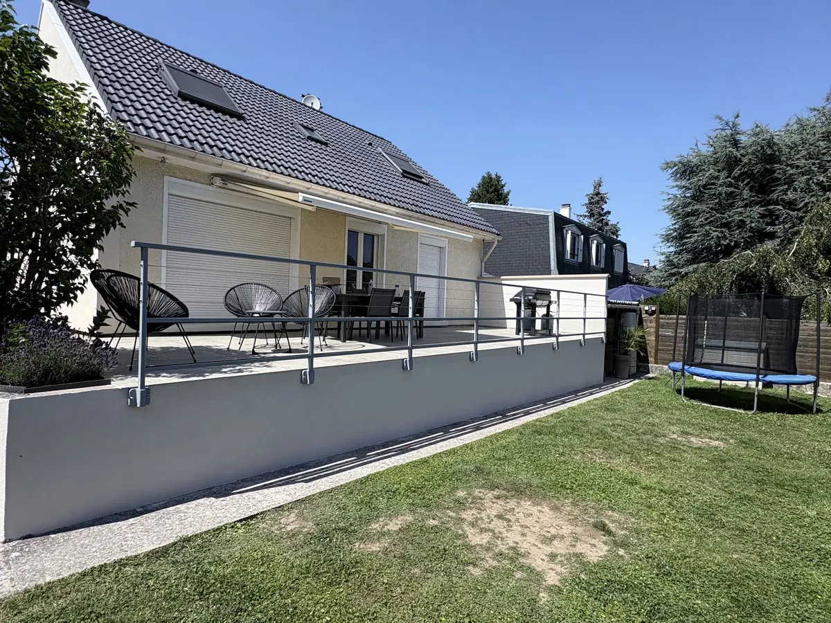 Garde-corps en aluminium sur une terrasse surélevée