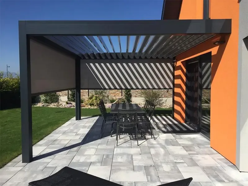 Pergola bioclimatique en aluminium au-dessus d’une terrasse